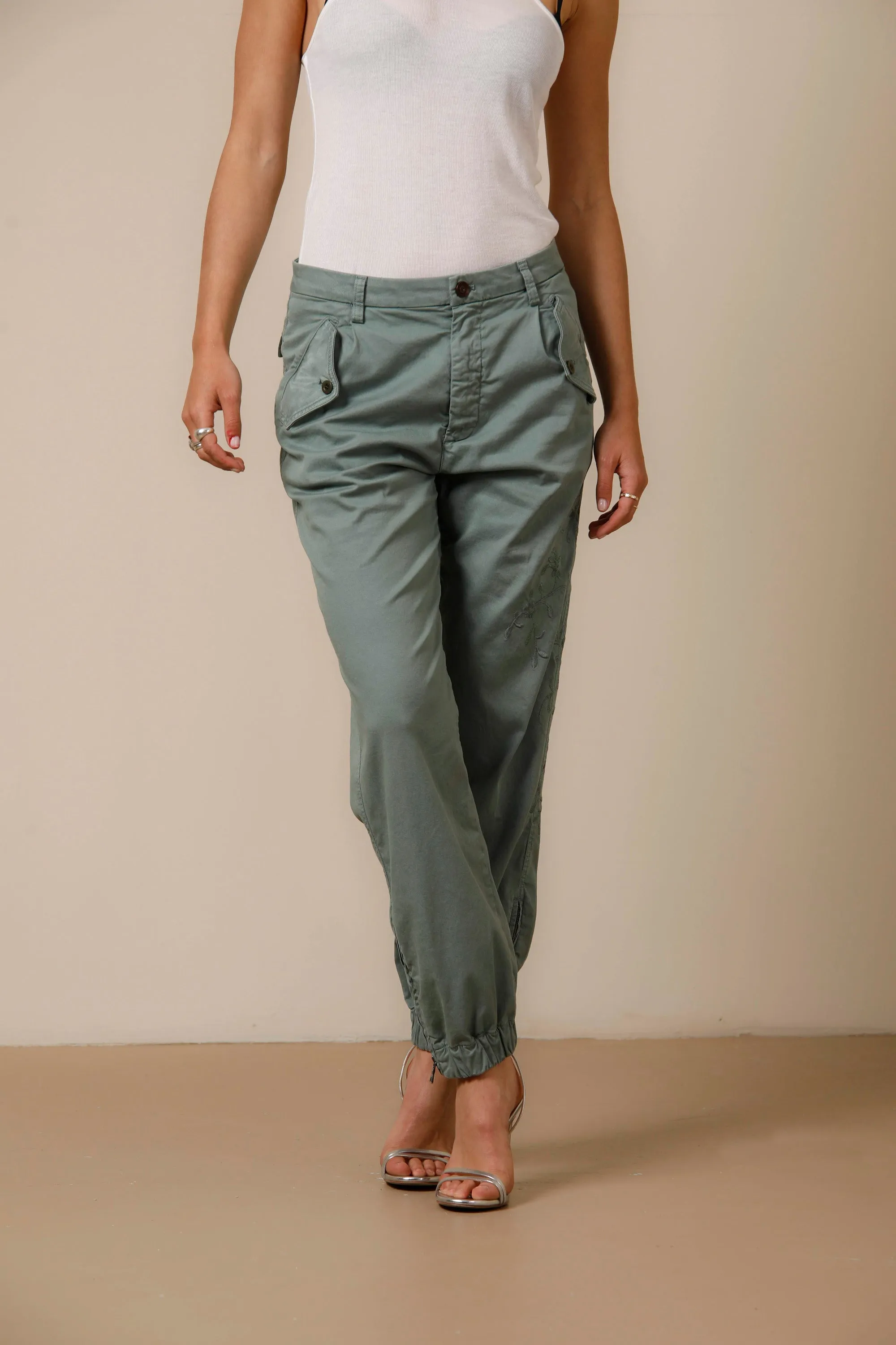 Evita pantalone cargo donna in cotone tencel con ricamo curvy