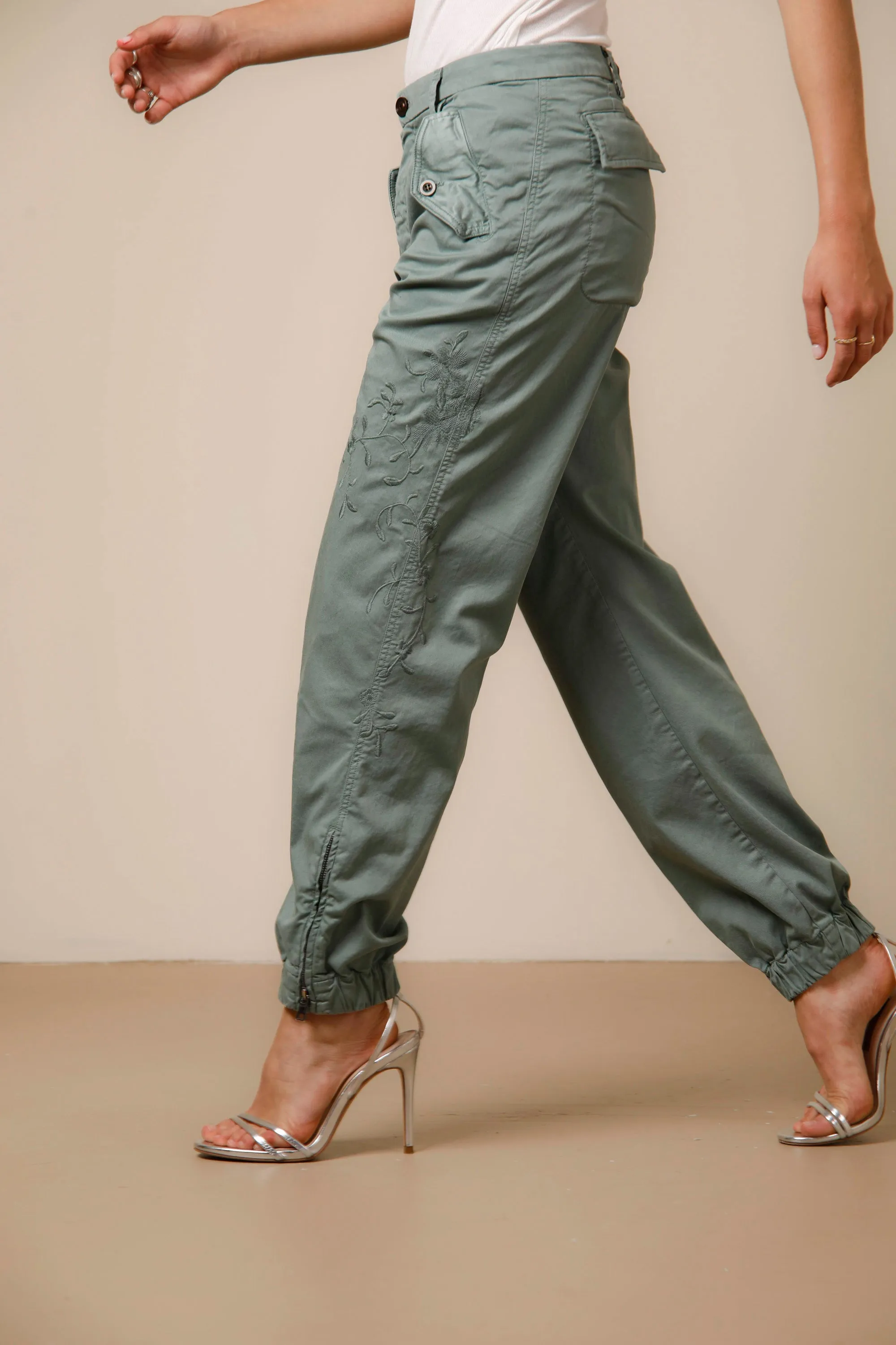 Evita pantalone cargo donna in cotone tencel con ricamo curvy