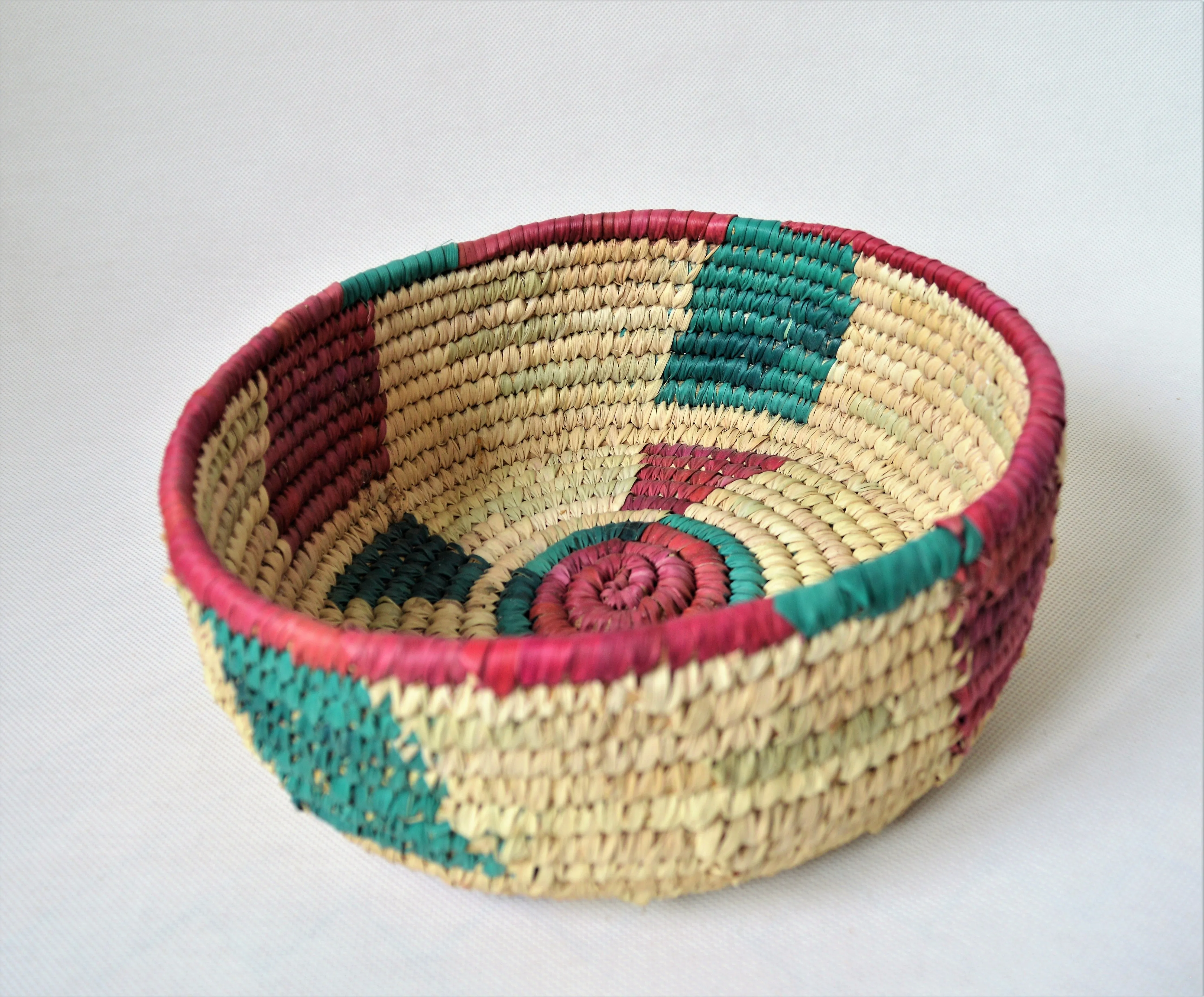 Woven fruit basket (green and red)